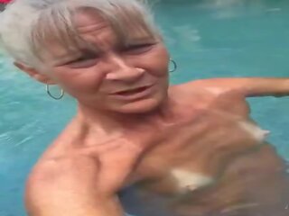 Διαστρεβλώ γιαγιά leilani σε ο πισίνα, ελεύθερα Ενήλικος συνδετήρας 69 | xhamster